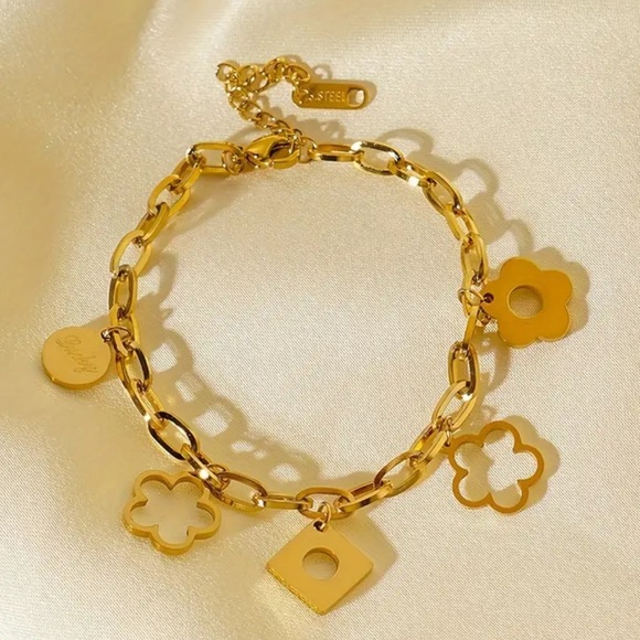 Elegant 18K Gold-Plated Floral Charm Bracelet - NEW - Picture 3 of 6